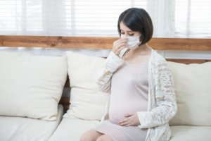 Infecção por Covid-19 no início da gravidez não prejudica o bebê, diz estudo